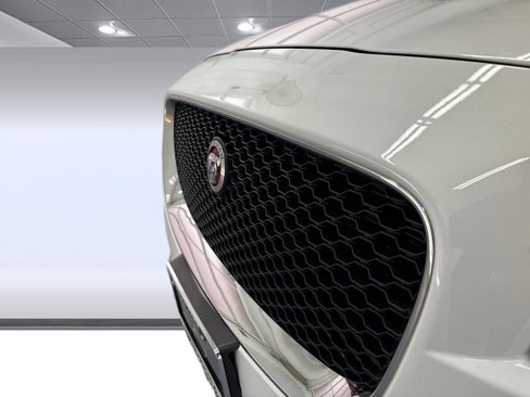 Used 2018 Jaguar F-PACE Premium image 19