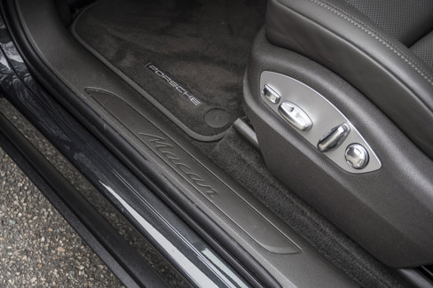 Certified 2024 Porsche Macan image 18