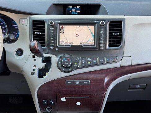 Used 2011 Toyota Sienna XLE image 23