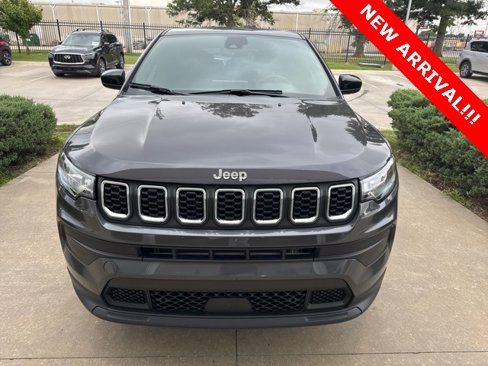 Used 2024 Jeep Compass Sport image 2
