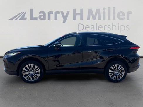 Used 2022 Toyota Venza XLE image 2