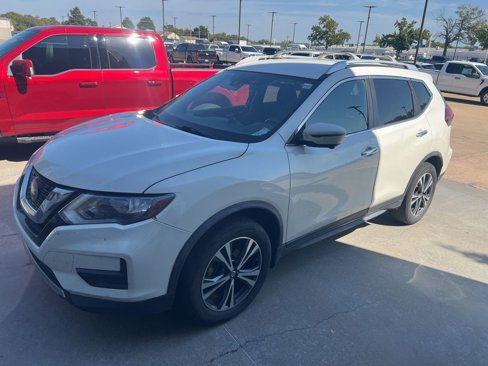 Used 2019 Nissan Rogue SV w/ Premium Package image 2