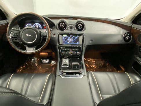 Used 2017 Jaguar XJ R-Sport image 27