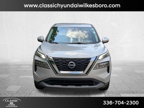 Used 2022 Nissan Rogue SV image 2