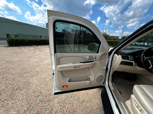 Used 2007 Cadillac Escalade EXT w/ Information Package image 24