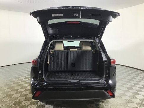 Used 2020 Toyota Highlander XLE image 24