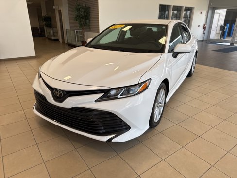 Used 2019 Toyota Camry LE image 3