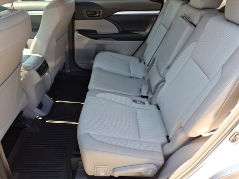 Used 2018 Toyota Highlander LE image 8