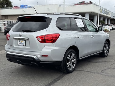 Used 2018 Nissan Pathfinder S image 4