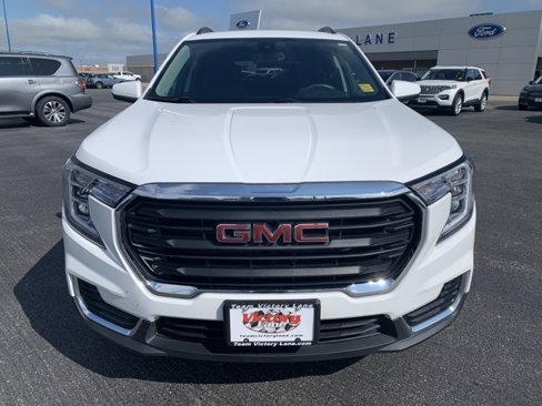 Used 2023 GMC Terrain SLE w/ Driver Convenience Package image 2