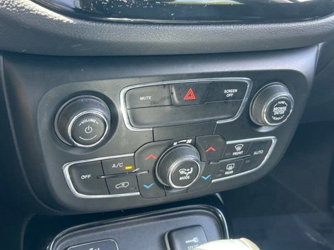 Used 2021 Jeep Compass Latitude image 34