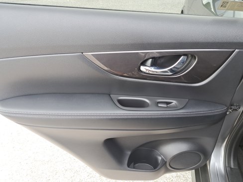 Used 2020 Nissan Rogue SV w/ Sun & Sound Touring Package image 9