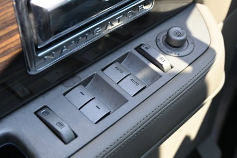 Used 2010 Lincoln Navigator 4WD image 24