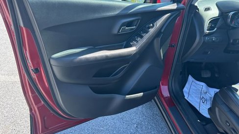 Used 2019 Chevrolet Trax LT w/ LT Convenience Package image 17