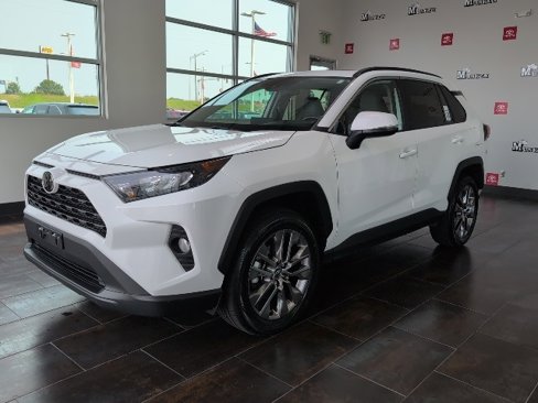 Used 2020 Toyota RAV4 XLE Premium image 4
