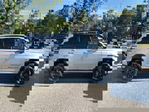 New 2025 Jeep Grand Cherokee Altitude image 4