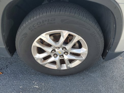 Used 2019 Chevrolet Traverse LT image 2