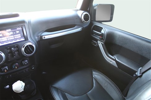 Used 2017 Jeep Wrangler Unlimited Sahara w/ Connectivity Group image 16