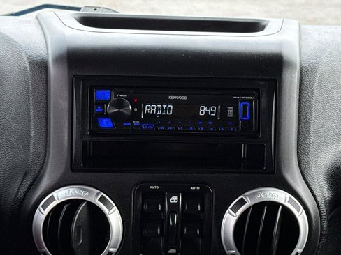 Used 2015 Jeep Wrangler Unlimited Rubicon w/ Connectivity Group image 21