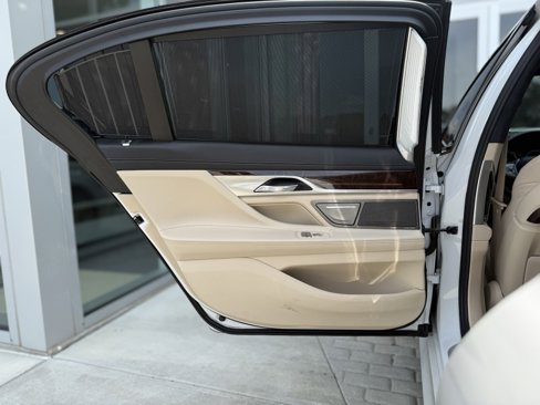 Used 2018 BMW 750i image 26