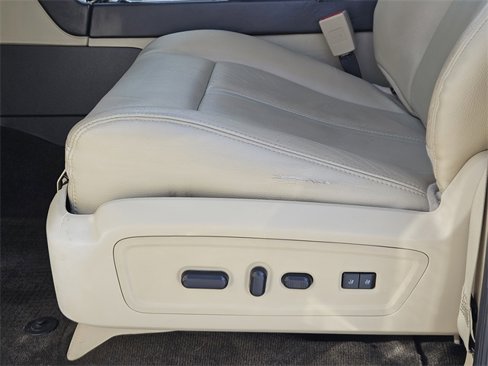 Used 2016 Lincoln Navigator Reserve image 24