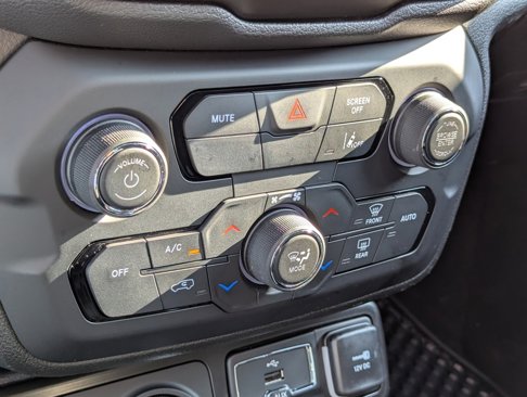 Used 2022 Jeep Renegade Latitude w/ Sun/Sound Group image 23