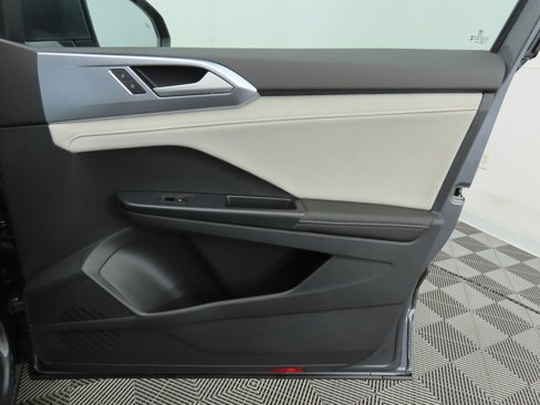 Certified 2025 Volkswagen Taos SE image 26