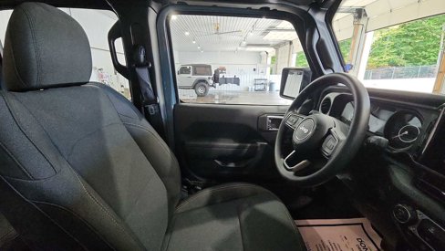 New 2025 Jeep Gladiator Sport image 13