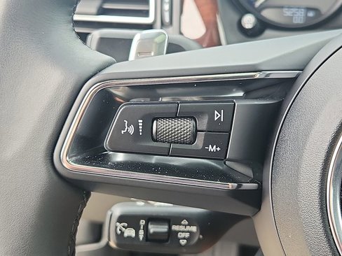 Used 2025 Porsche Macan image 21