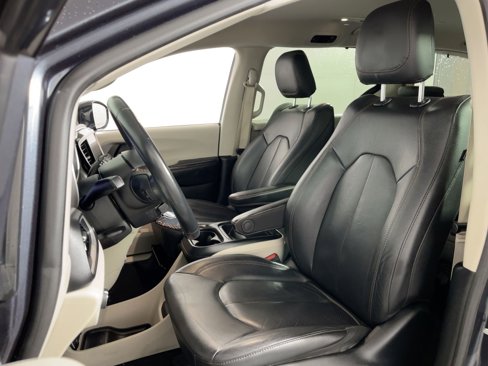 Used 2020 Chrysler Pacifica Touring-L w/ Advanced Safetytec Group image 4