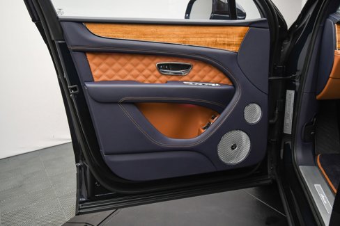 Used 2023 Bentley Bentayga image 44