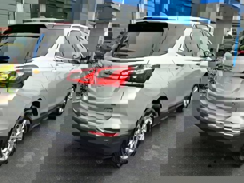 Used 2021 Chevrolet Equinox LT w/ Driver Convenience Package image 6