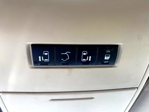 Used 2016 Chrysler Town & Country Touring image 16