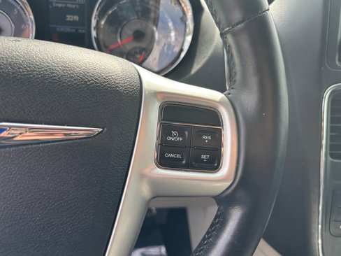 Used 2015 Chrysler Town & Country Touring w/ Driver Convenience Group image 11
