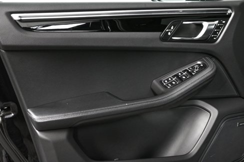 Used 2025 Porsche Macan image 6