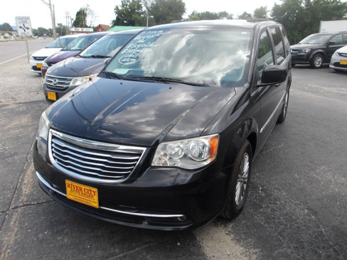 Used 2016 Chrysler Town & Country Touring-L image 1