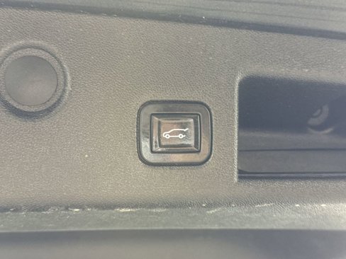 Used 2018 Chevrolet Equinox Premier image 17