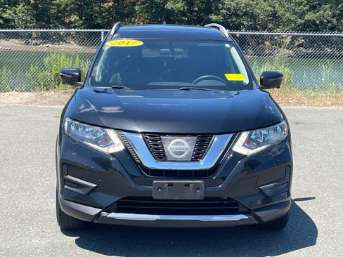 Used 2017 Nissan Rogue SV image 2
