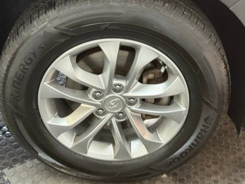 Used 2019 Hyundai Santa Fe SE image 12