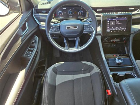 Used 2023 Jeep Grand Cherokee Laredo image 14