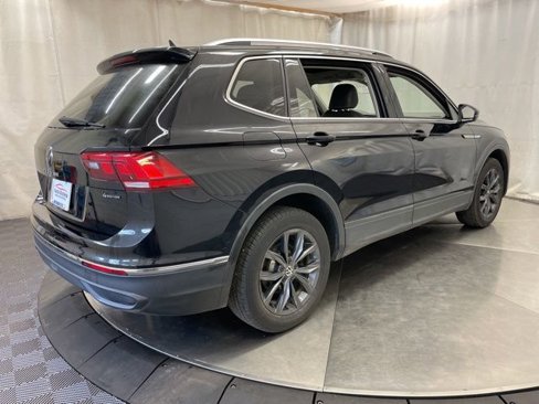 Used 2022 Volkswagen Tiguan SE w/ Panoramic Sunroof Package image 7