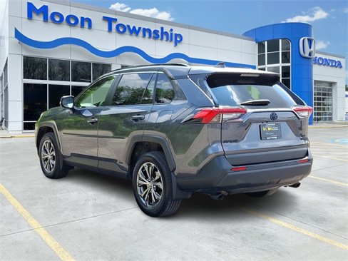Used 2022 Toyota RAV4 XLE Premium image 4