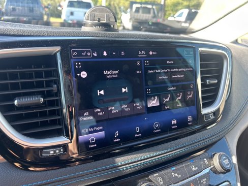 Used 2021 Chrysler Pacifica Touring-L image 35