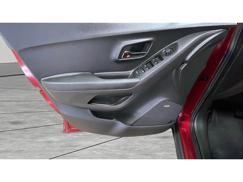 Used 2020 Chevrolet Trax LT w/ Sun & Sound Package image 9