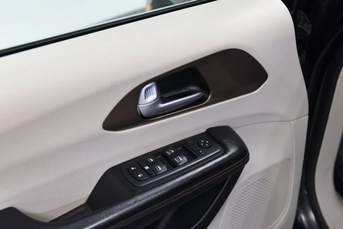 Used 2017 Chrysler Pacifica Touring-L image 15