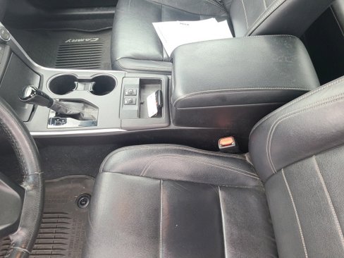 Used 2017 Toyota Camry XLE image 12