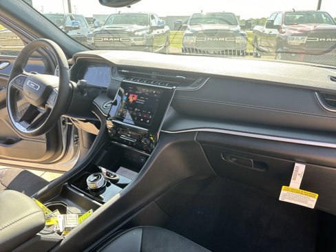 New 2024 Jeep Grand Cherokee L Altitude image 31