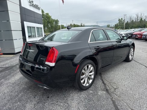Used 2015 Chrysler 300 Limited image 7