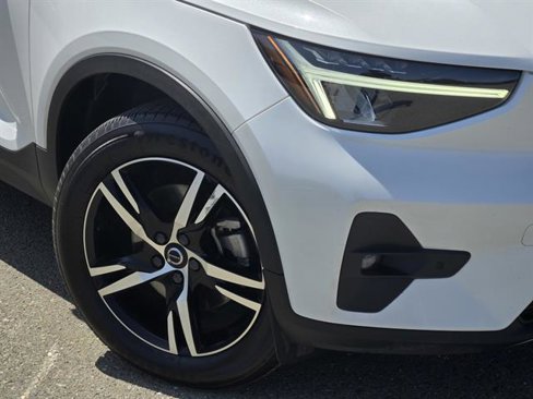 Certified 2023 Volvo XC40 B4 Plus image 9