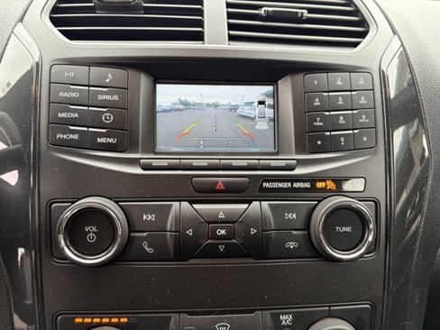 Used 2018 Ford Explorer XLT image 12